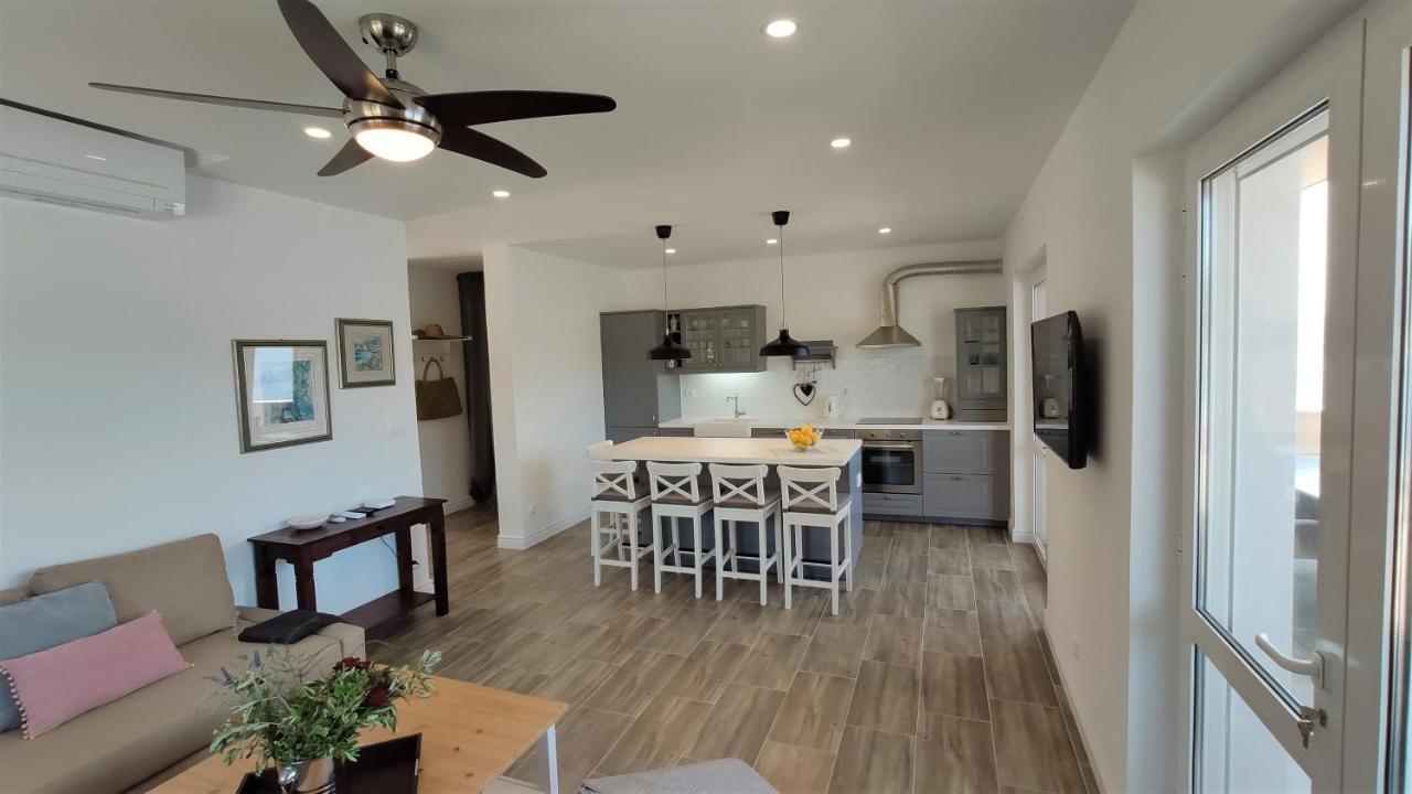 Aria Apartment Sumartin Exterior photo